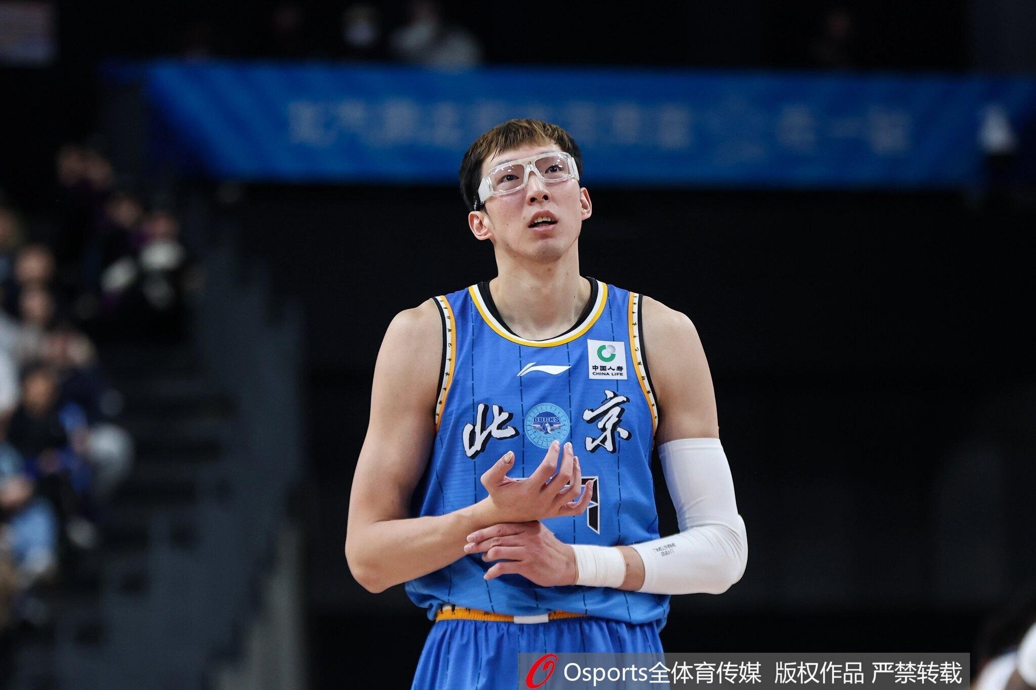 澳客app-暴怒!周琦篮下进攻被焦海龙盖帽打中头部,气得摘下护目镜怒怼对方